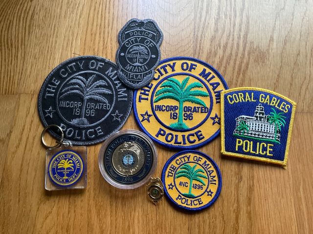 Parches y moneda Policia Miami.