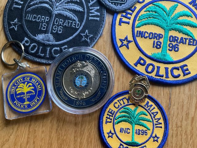 Parches y moneda Policia Miami.
