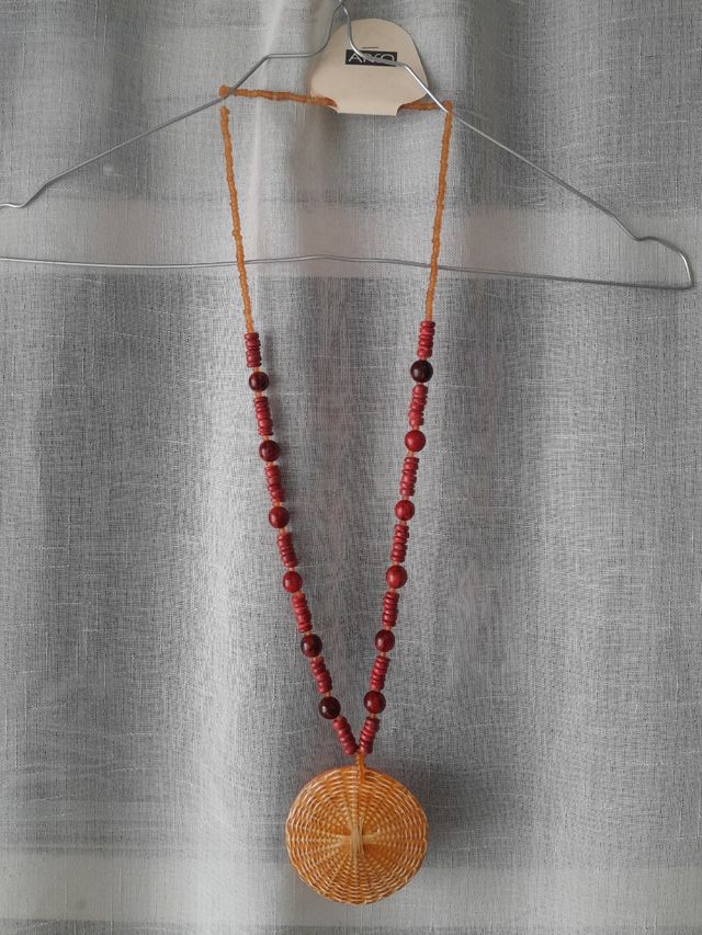 collana donna lunga con perline arancio e medaglia