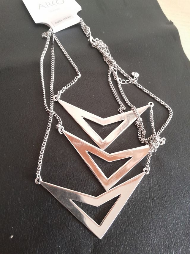 Collana girocollo in metallo con tre ciondoli