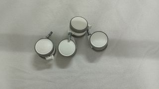 Cuna bebé y accesorios para vestirla. Ni
