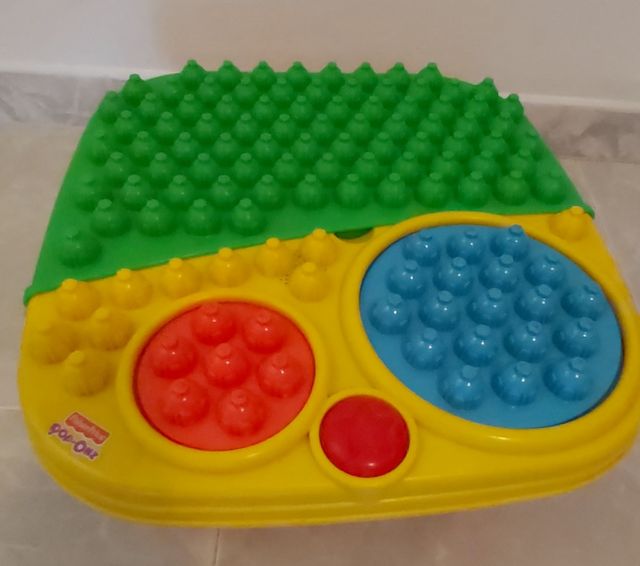 Caja encajables y figuras Fisher Price.  SIN ENVÍO