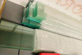 Baldas de cristal estanterías tienda comercio