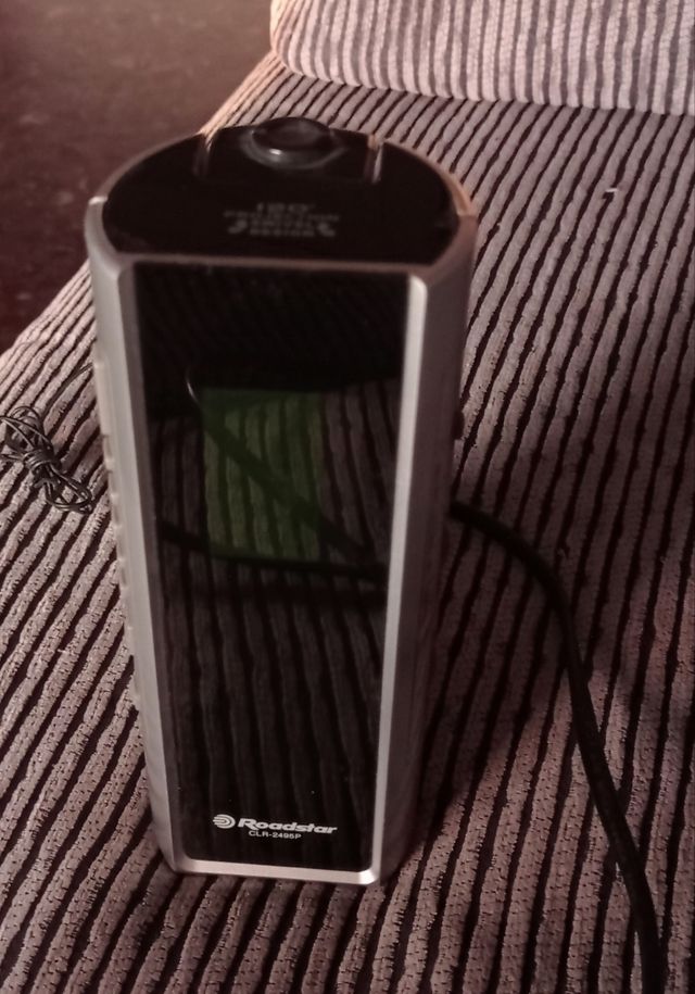 Radio despertador con proyección en techo