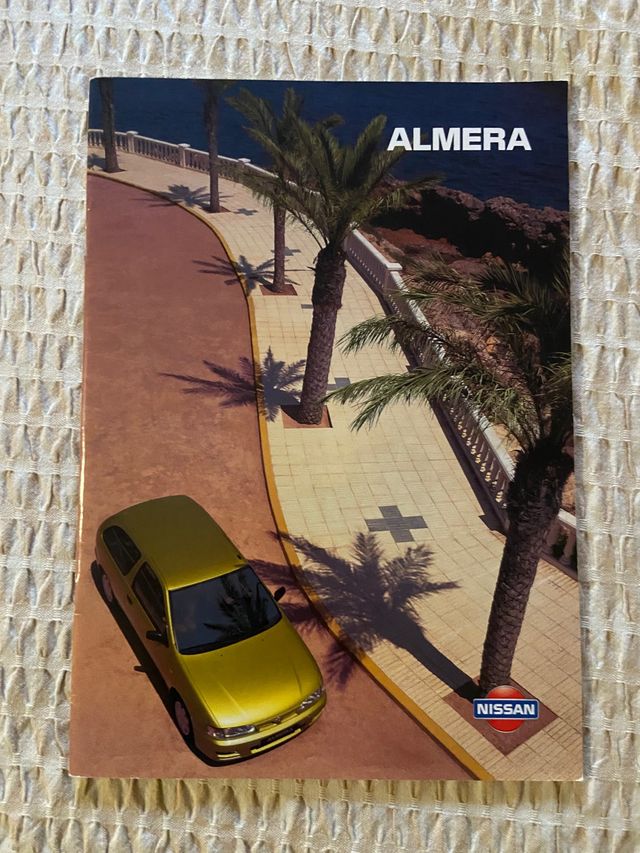 2 catálogos Nissan Almera