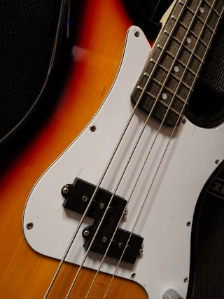 Pack bajo eléctrico amplificador y accesorios max