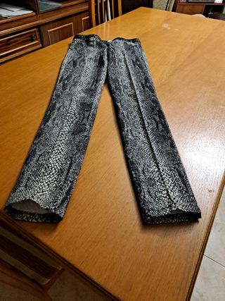 Pantalón Zara denim pitillo textura encerado 