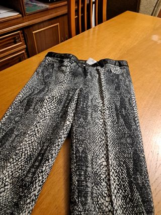 Pantalón Zara denim pitillo textura encerado 