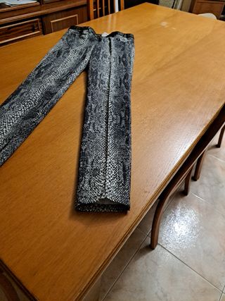 Pantalón Zara denim pitillo textura encerado 