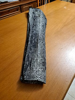 Pantalón Zara denim pitillo textura encerado 