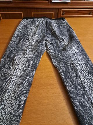 Pantalón Zara denim pitillo textura encerado 