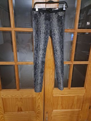 Pantalón Zara denim pitillo textura encerado 