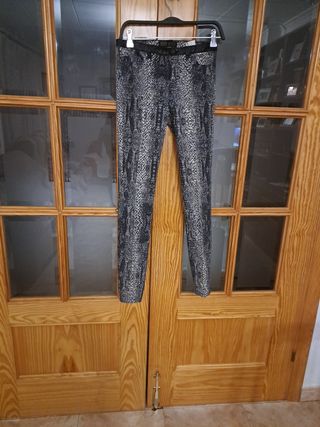 Pantalón Zara denim pitillo textura encerado 