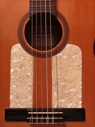 Guitarra flamenca de construcción artesanal.
