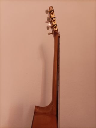 Guitarra flamenca de construcción artesanal.