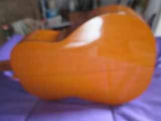 Guitarra flamenca de construcción artesanal.