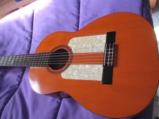 Guitarra flamenca de construcción artesanal.