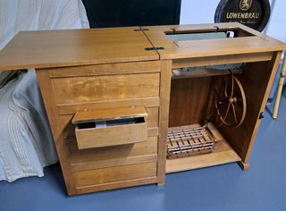 Máquina de coser con mueble.