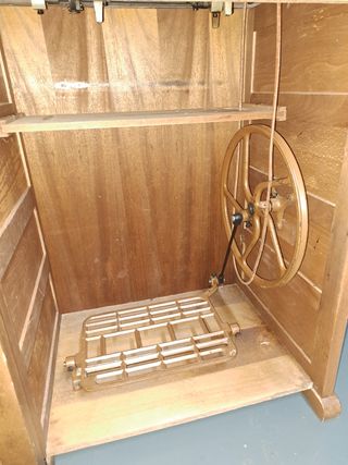 Máquina de coser con mueble.