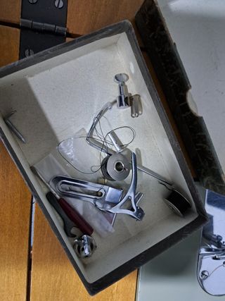 Máquina de coser con mueble.