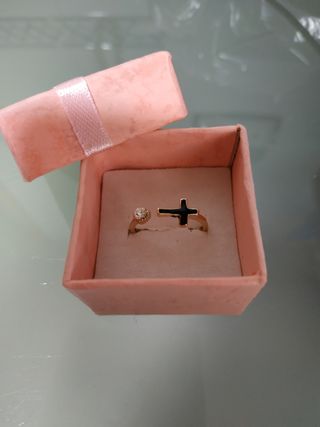 anillo dorado con cruz y brillante sin usar