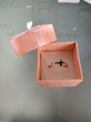 anillo dorado con cruz y brillante sin usar