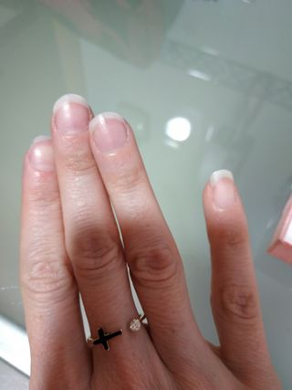 anillo dorado con cruz y brillante sin usar