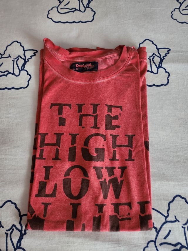Camiseta rojo desgastado