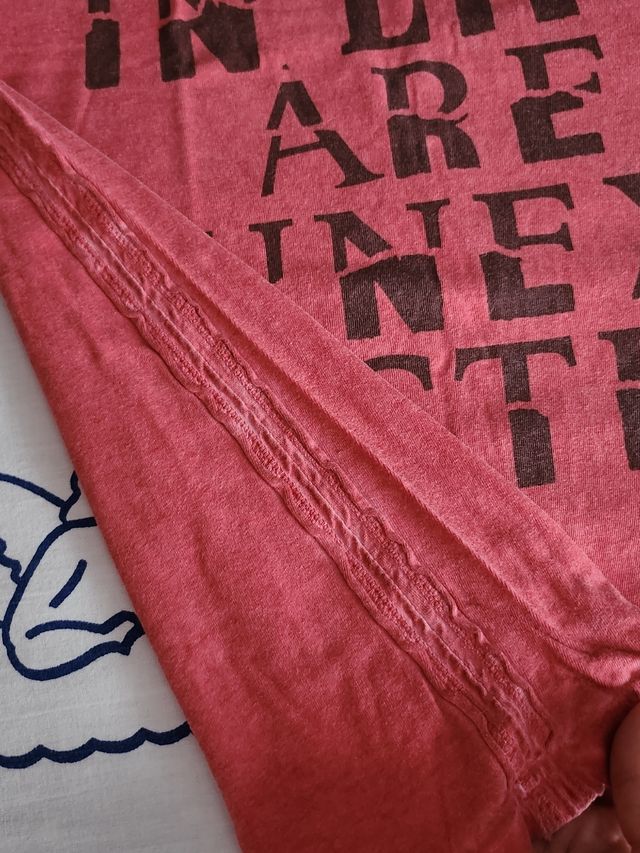 Camiseta rojo desgastado