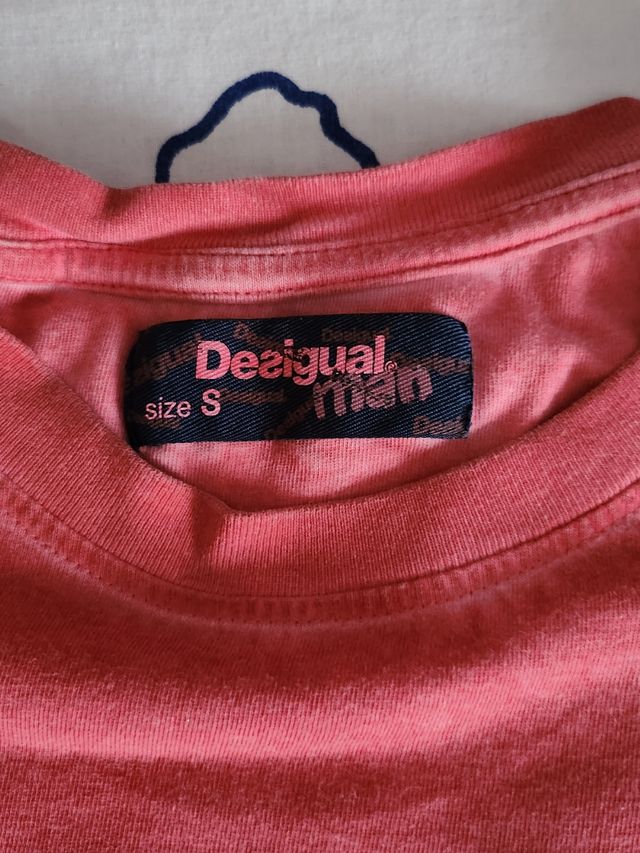 Camiseta rojo desgastado