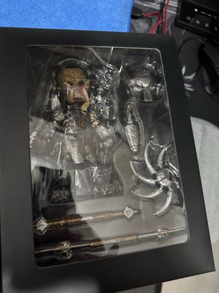 Figura predator precintada