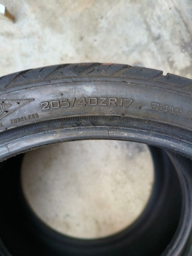 Neumáticos 205-40r17 de segunda mano por 100 EUR en Valladolid en WALLAPOP