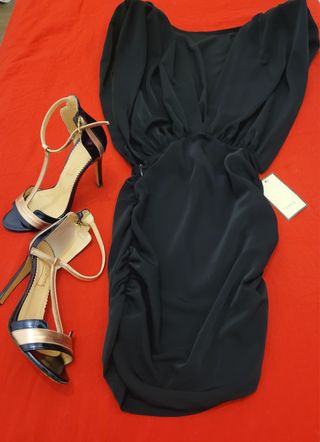 abito aderente. LADY LACY in omaggio I tacchi.
