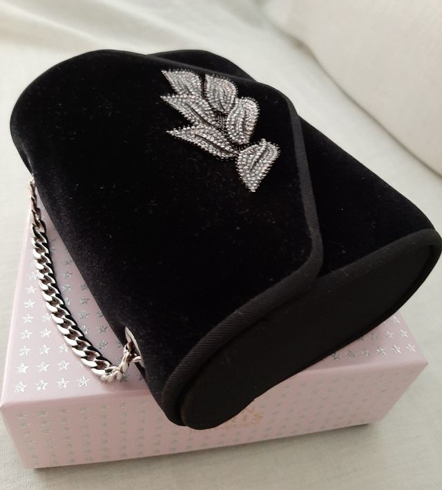 Bolso de fiesta: "Terciopelo negro, con adorno"