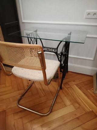 Mesa con patas Singer y silla Cesca años 60