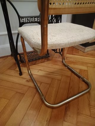 Mesa con patas Singer y silla Cesca años 60
