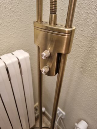 lámpara  de pie con luz difusa y para leer