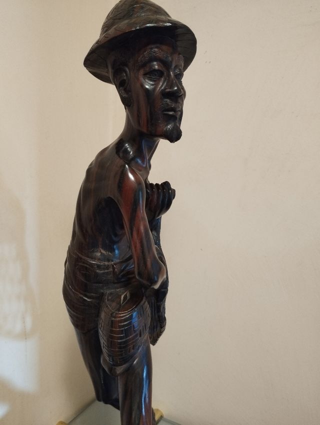 statua in legno pescatore.