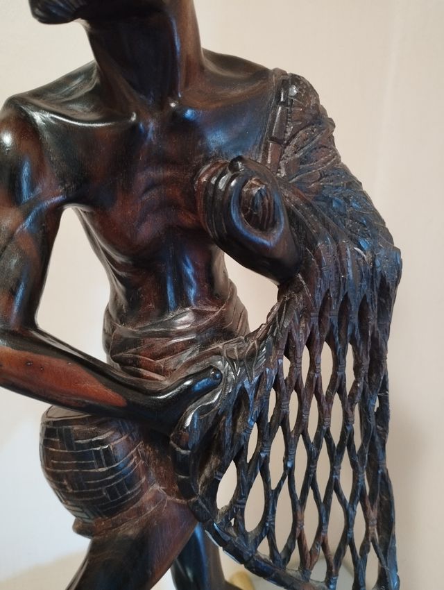 statua in legno pescatore.