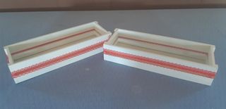 cajas de madera decorada con cinta de encaje rojo