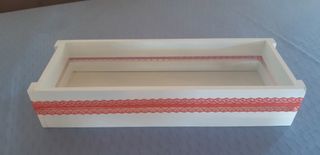 cajas de madera decorada con cinta de encaje rojo