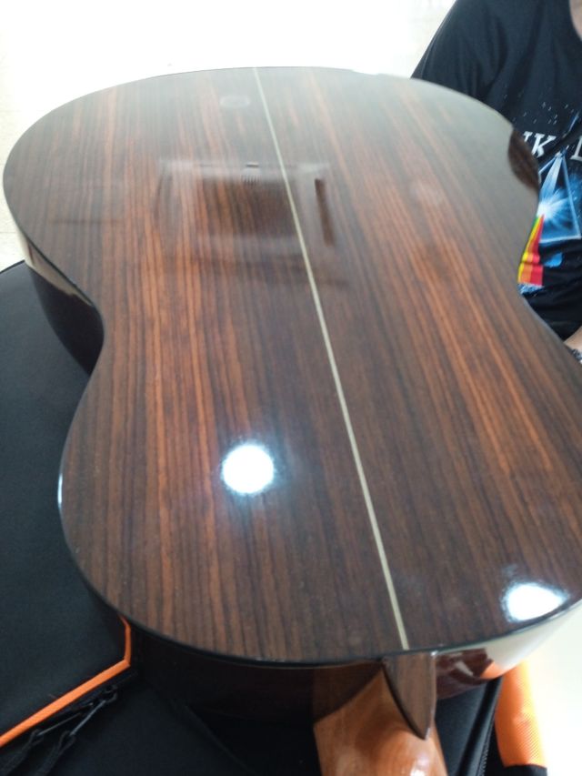 guitarra con funda .