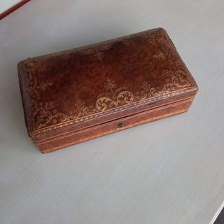 Caja forrada en cuero con estampaciones doradas