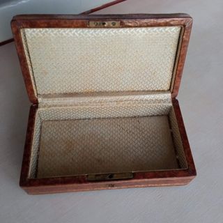 Caja forrada en cuero con estampaciones doradas