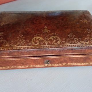 Caja forrada en cuero con estampaciones doradas