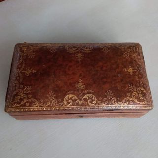 Caja forrada en cuero con estampaciones doradas