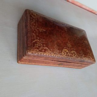 Caja forrada en cuero con estampaciones doradas