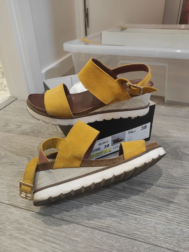 Sandalia serraje mostaza