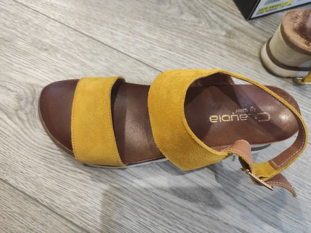 Sandalia serraje mostaza