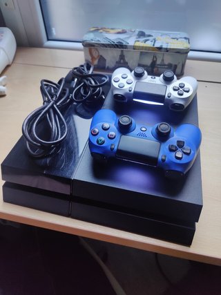 PS4 + 66 Juegos + 2 mandos. Negociable